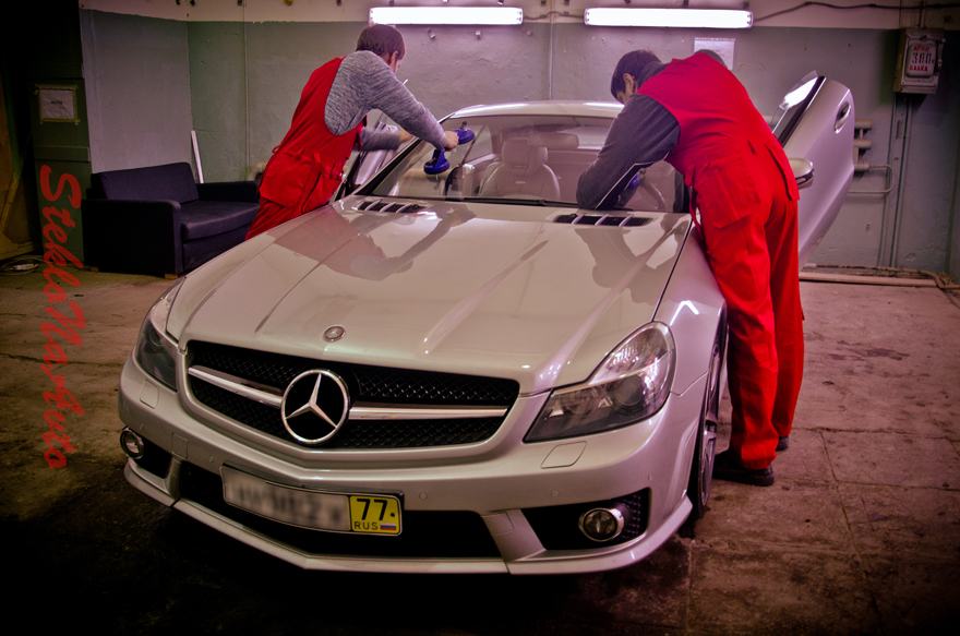 Замена лобового стекла mercedes. Переклейка стекла на мерседес SL65 AMG